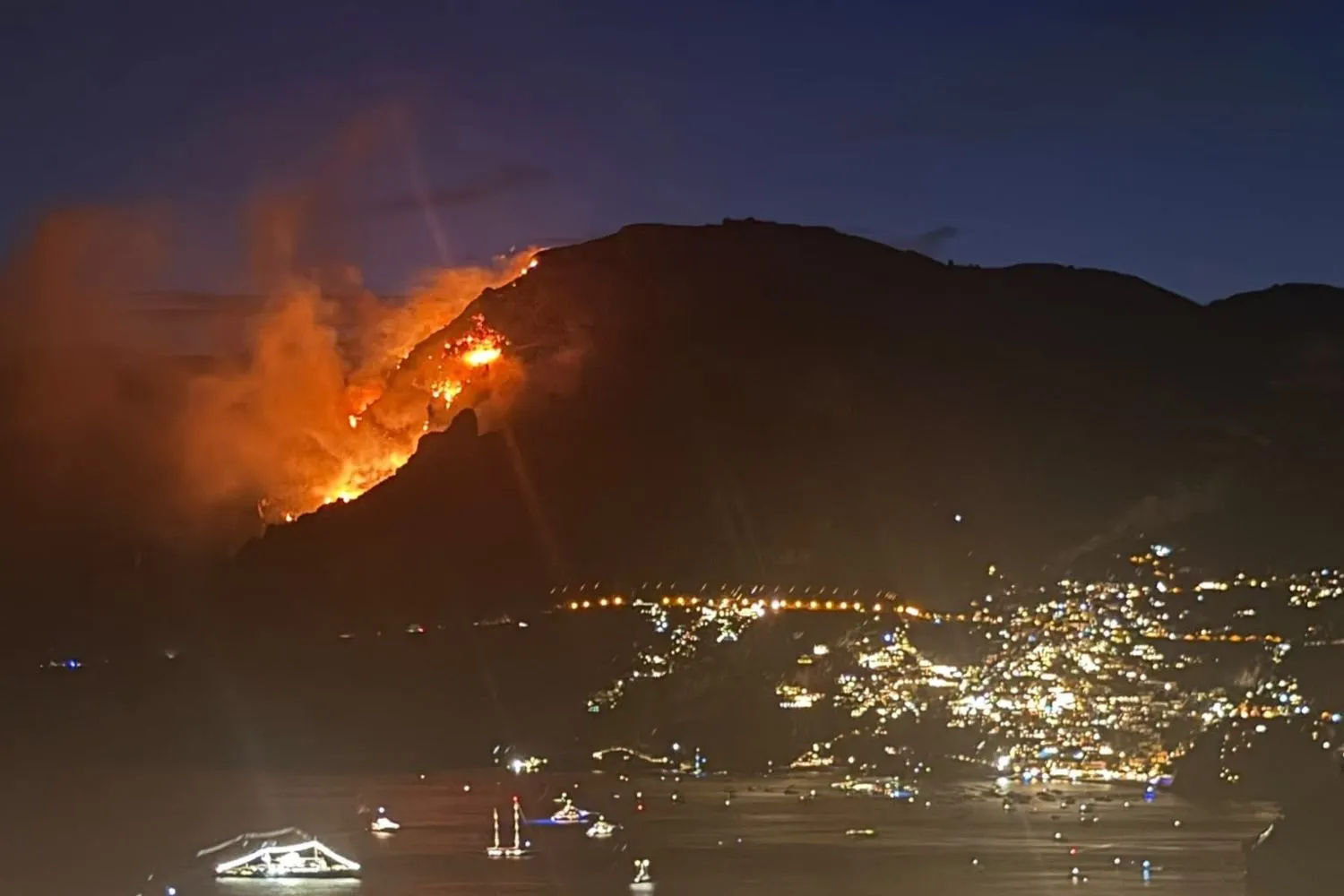 Notte di fuoco tra la Costiera Amalfitana e Sorrentina: gli incendi minacciano ristoranti e case, gente in fuga
