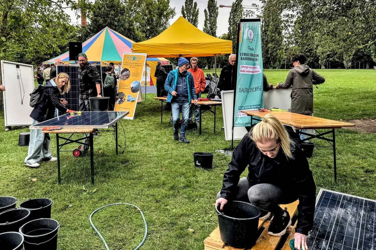 Fotovoltaico: così in Germania 300 vecchi pannelli solari destinati alla discarica finiscono sui balconi e tagliano le bollette di 150 persone