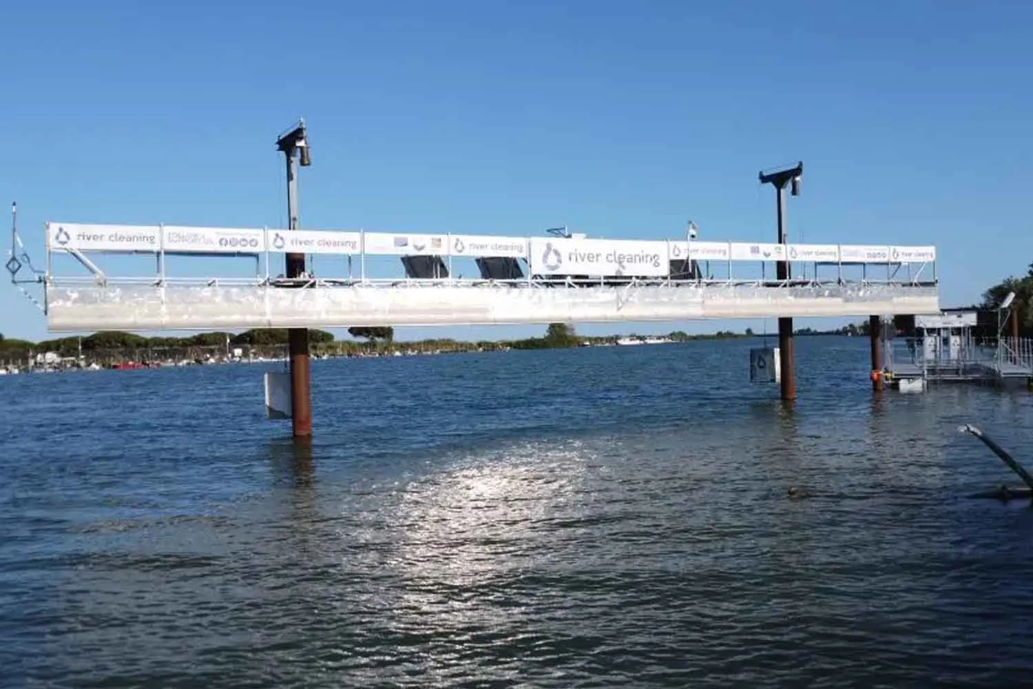 River Cleaning: installata sul Po una barriera di 25 metri che ferma plastica e rifiuti prima che arrivino al mare