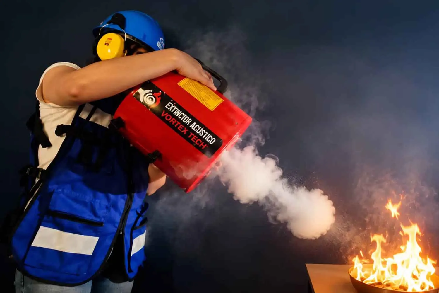 Studentessa di 16 anni anni inventa un estintore portatile che spegne il fuoco con il suono, senza acqua, polvere o schiuma