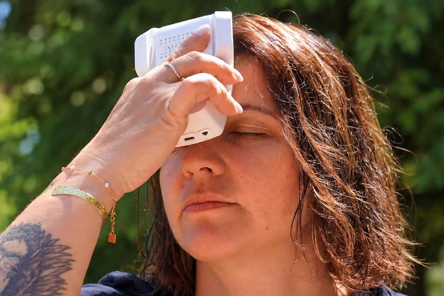 Menopausa: questo piccolo dispositivo promette di calmare le vampate di calore in pochi secondi, funziona davvero?