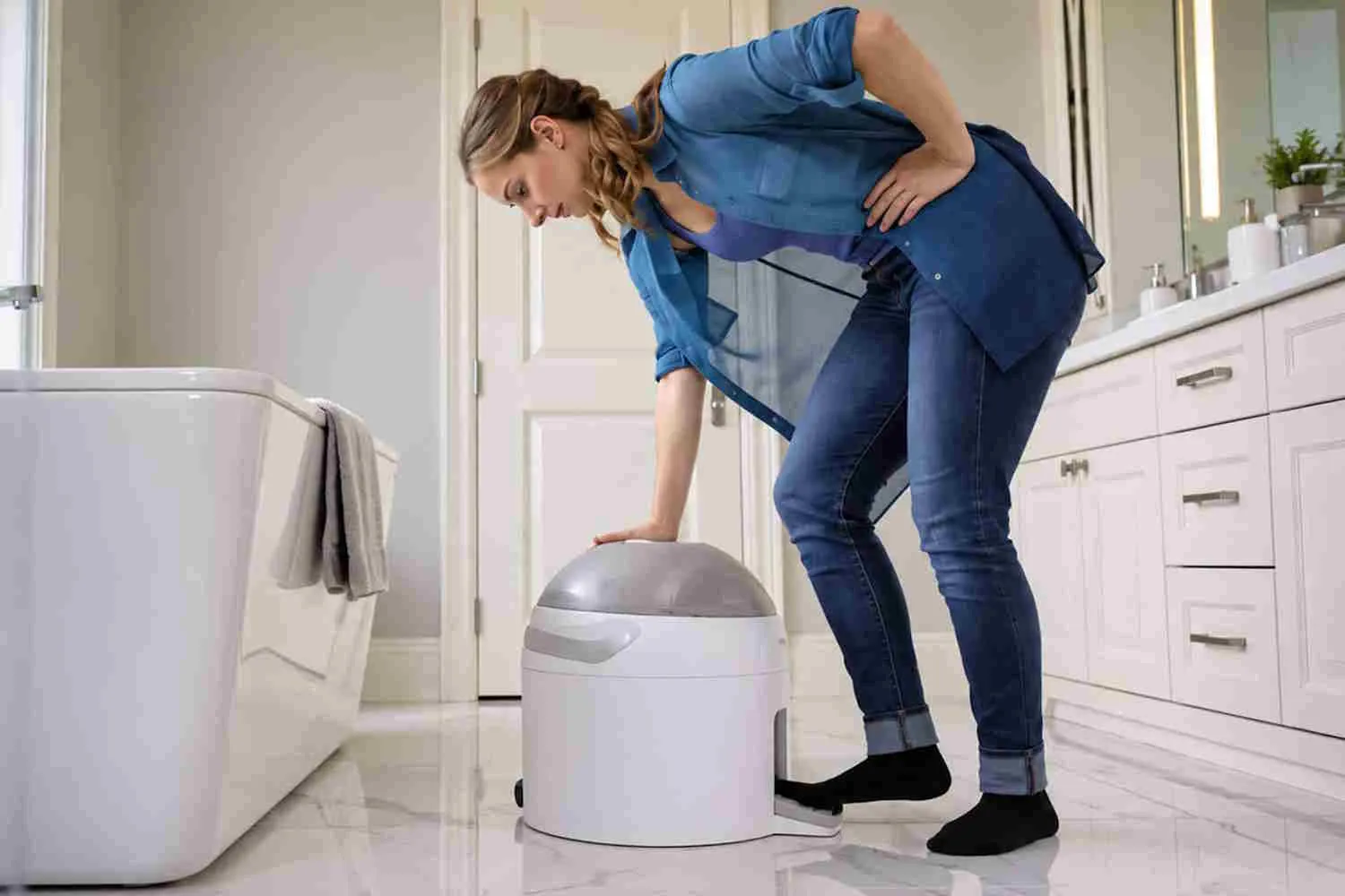 Questa mini lavatrice a pedali lava e centrifuga 2 kg di bucato senza elettricità