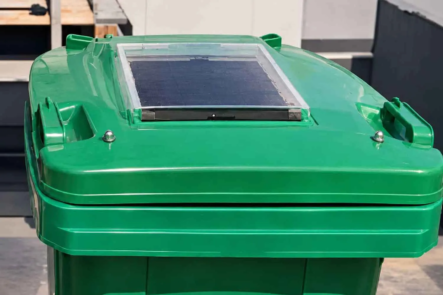 Questo cassonetto messo a punto dagli scienziati ha uno speciale pannello solare nel coperchio che elimina i cattivi odori dei rifiuti