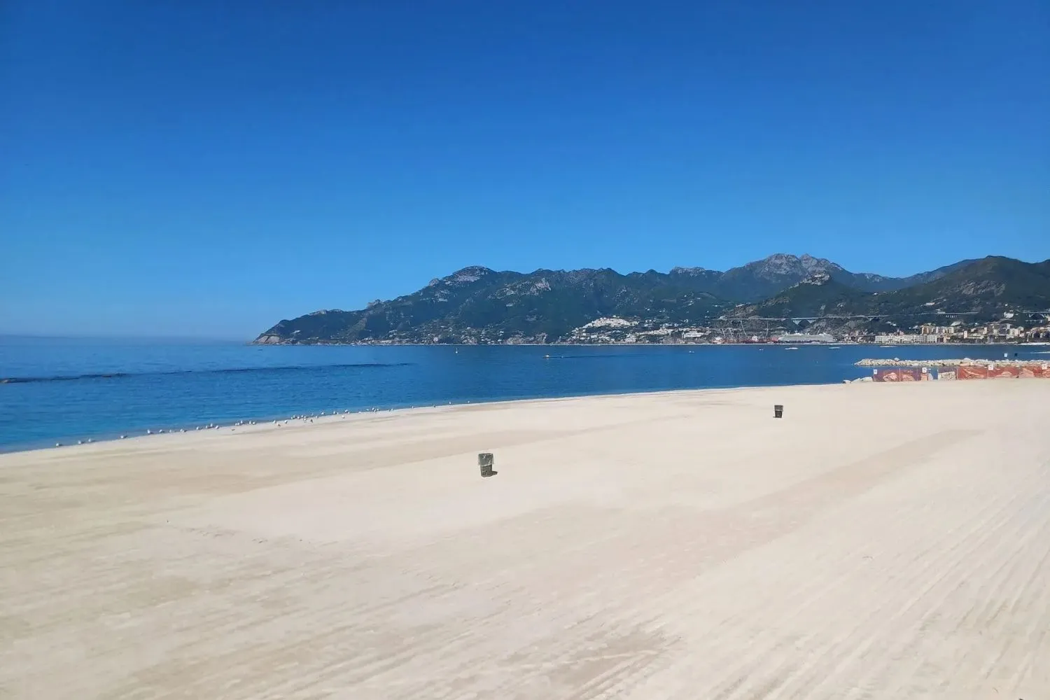 Doveva essere una nuova spiaggia, ma ora ci cresce l'erba: il paradosso di Salerno