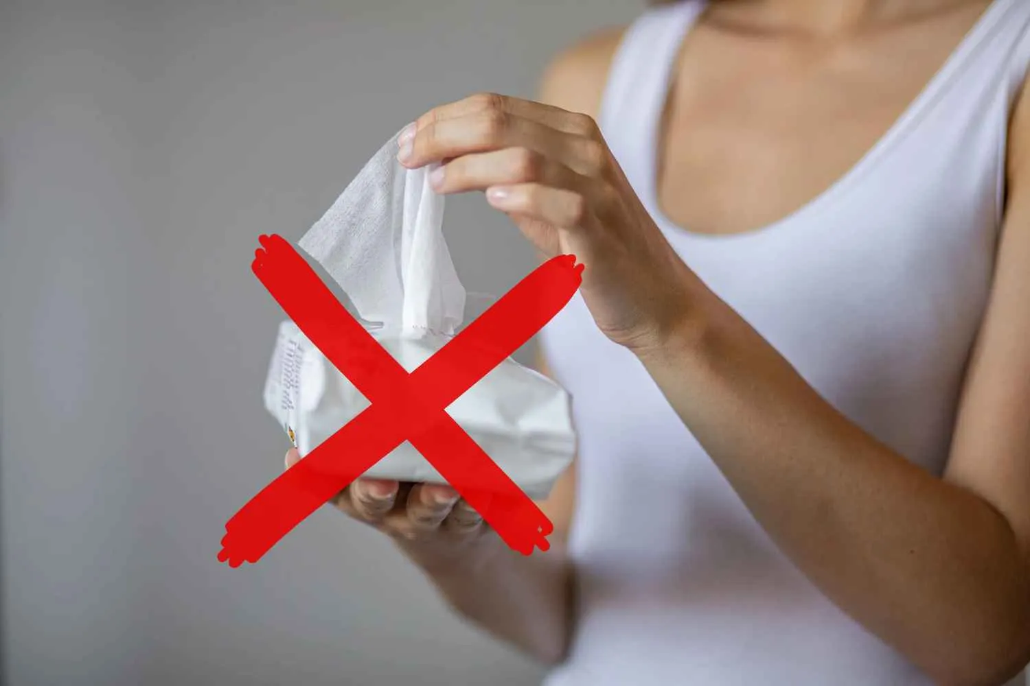 Il Regno Unito vieta le salviette umidificate con plastica: perché in Italia le usiamo ancora ogni giorno?
